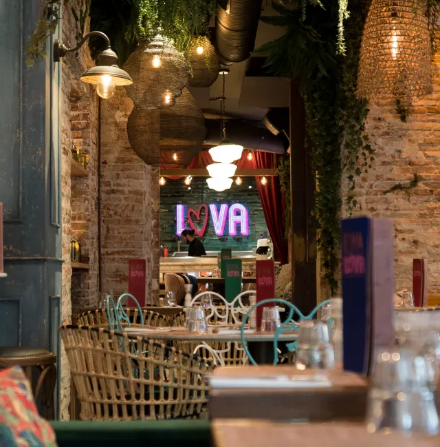 Photo nocturne de la Prima Lova où l'on voit son logo