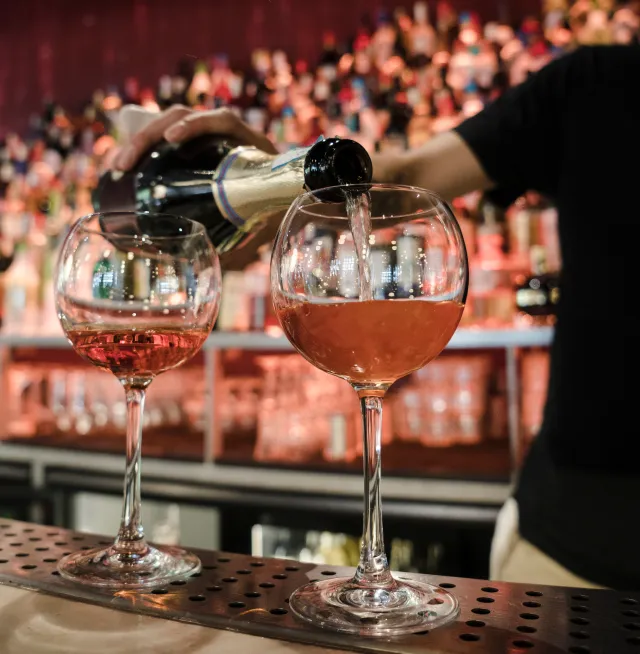 2 verres en train d'être remplis