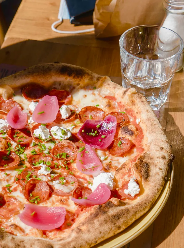Close-Up d'une pizza et d'un verre d'eau