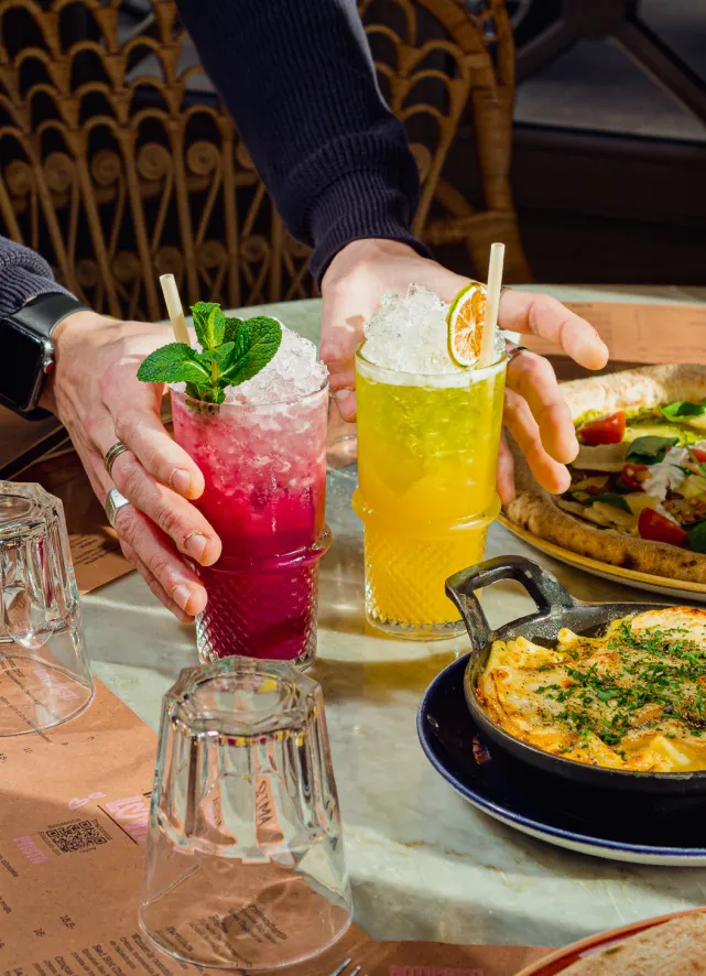 Des cocktails qui arrivent sur la table